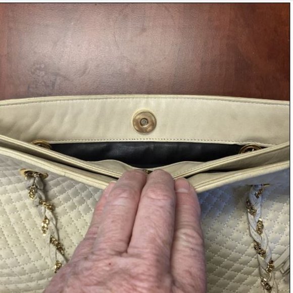 BALLY Authentic Vintage Quilted Cream Leather Chain Link Shoulder Bag - Picture 16 of 16